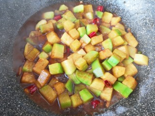 红烧萝卜,加入半碗开水烧开，根据自己的口感焖炒5-8分钟，使萝卜块熟透。