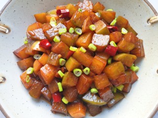 红烧萝卜,出锅，撒上葱花。