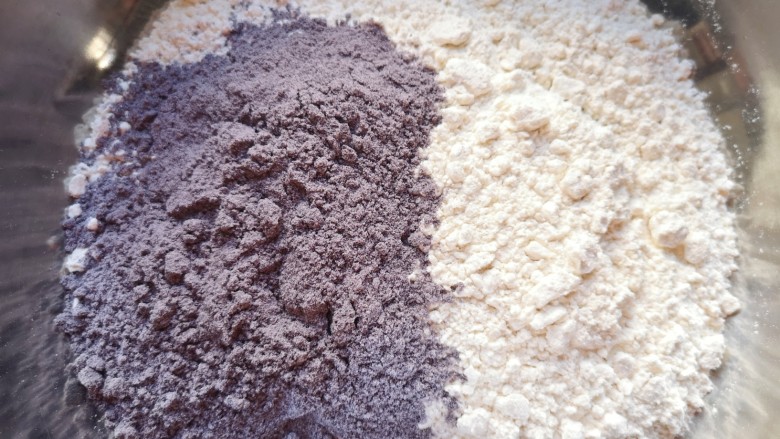 黑米馒头,馒头自发粉里面加入黑米粉。