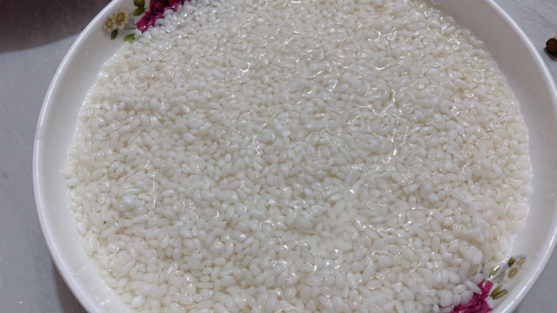 排骨糯米饭,将洗净的米，平铺在可蒸制的米饭之上。