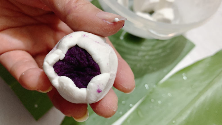 紫薯糯米糍,将糯米面剂延展成漏斗型，然后包入紫薯，并团成球形