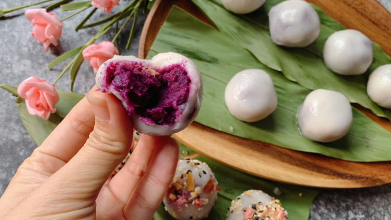 紫薯糯米糍,也可裹上椰蓉，或者豆粉/花生粉/芝麻糖分等～