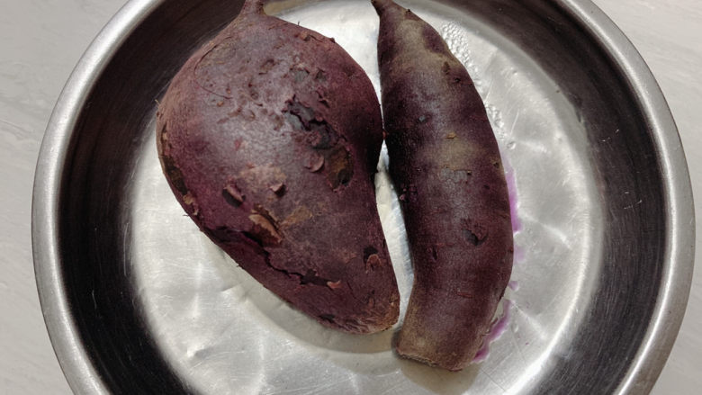 紫薯糯米糍,紫薯洗净，入锅中，蒸制成熟。