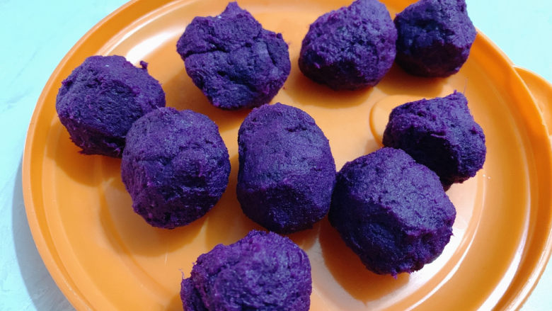 紫薯糯米糍,搓成小团子备用