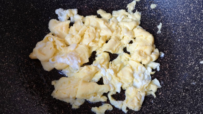鸡蛋炒年糕,炒锅内放适量的食用油烧热，倒入蛋液快速炒熟，盛出备用。