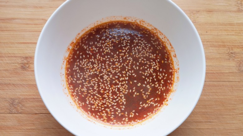 酸辣荞麦面,碗里舀入煮挂面的汤，搅拌均匀。