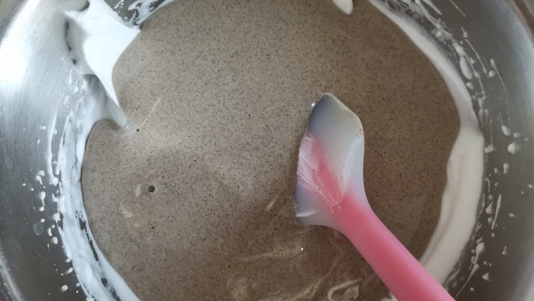 粗粮黑米蒸糕（少油少糖）,再把翻拌的的黑米糊倒入蛋白霜里同样的手法翻拌均匀