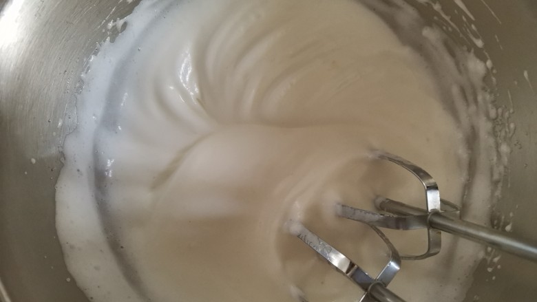 粗粮黑米蒸糕（少油少糖）,继续打发至出现明显纹路时加入最后1/3的白砂糖