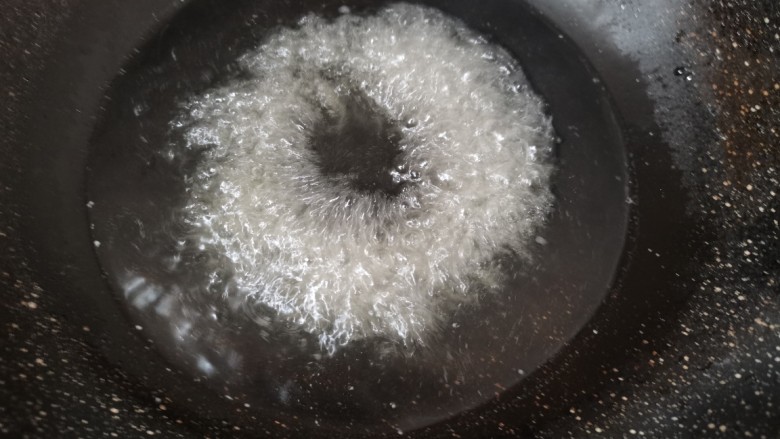 柚子糖,把水烧开直至冰糖全部融化变成冒小黄泡的糖浆时