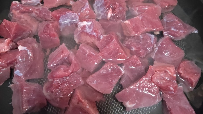 牛肉炖土豆,冷水下锅，把牛肉放入锅中焯3～5分钟主要是为了去掉牛肉中的血水（一定要冷水下锅不可水煮开了再放入牛肉这样会影响牛肉的口感哈）