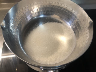 芝麻花生糖,锅中不放油，放入白砂糖，小火煸炒