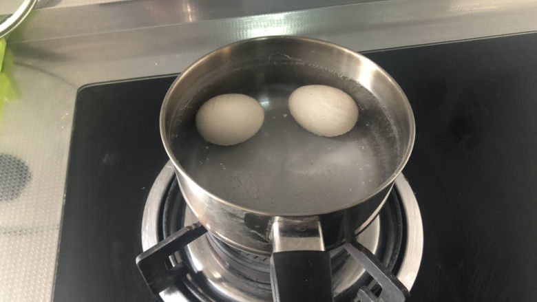 酸辣荞麦面,鸡蛋冷水下锅，水开转小火煮约8分钟关火捞出浸凉水
