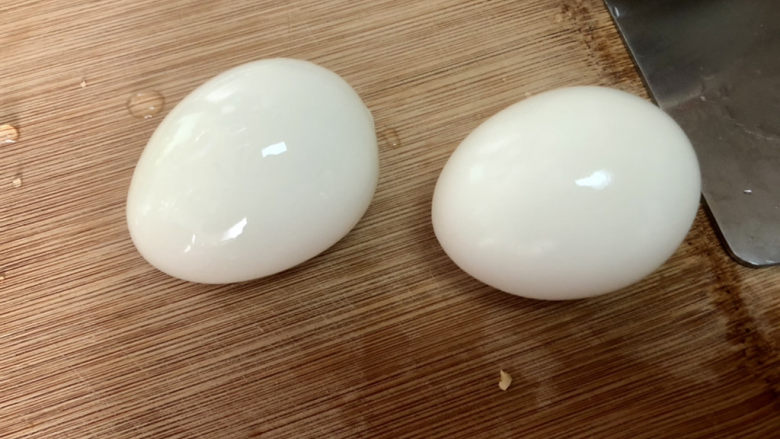 酸辣荞麦面,煮好的鸡蛋冷水浸泡后剥壳