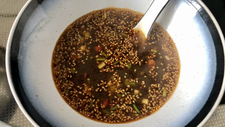 酸辣荞麦面,调味料汁加入适量面条汤