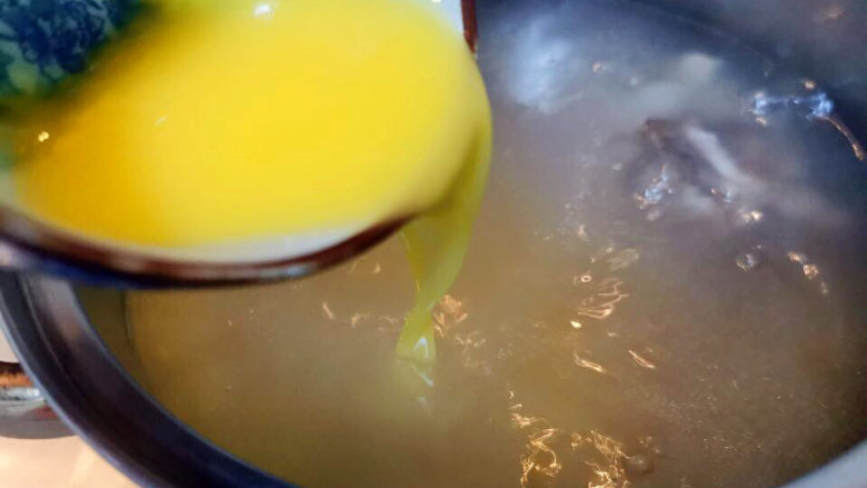 萝卜丝汤,牛骨原汤里倒入调匀的牛骨鸡汁