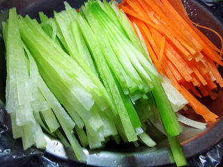 萝卜丝汤,二种颜色不同的萝卜，切丝大小要一样