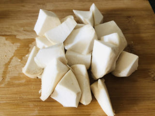 简单美味的杏鲍菇牛肉粒,杏鲍菇洗干净切块。