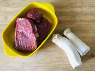 简单美味的杏鲍菇牛肉粒,材料准备好，没有嫩肩肉可以用里脊肉。