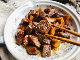 简单美味的杏鲍菇牛肉粒,一口一块牛肉，真的太满足了！光盘菜。