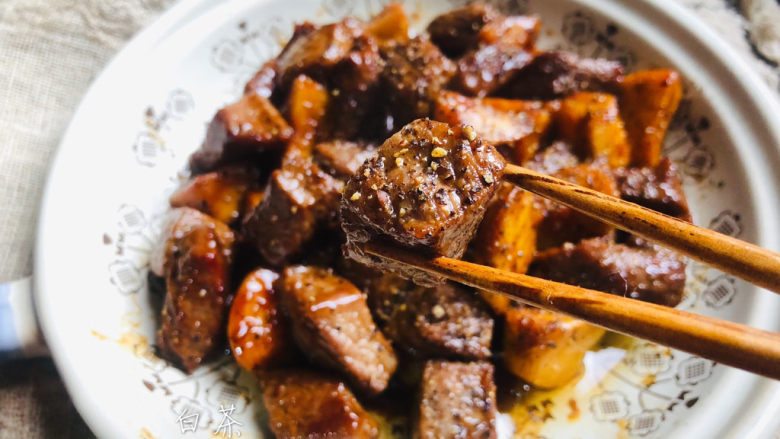 简单美味的杏鲍菇牛肉粒,一口一块牛肉，真的太满足了！光盘菜。