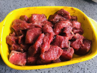 简单美味的杏鲍菇牛肉粒,最后加入食用油，抓匀后腌制至少半小时。