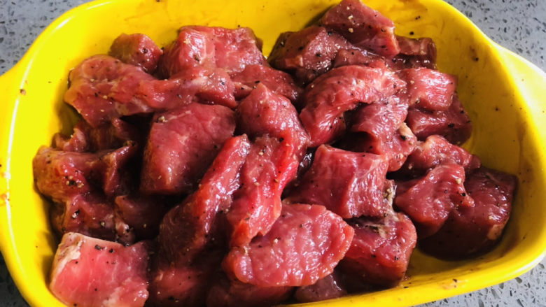 简单美味的杏鲍菇牛肉粒,最后加入食用油，抓匀后腌制至少半小时。