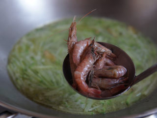 萝卜丝汤,萝卜开盖煮到萝卜成熟变为透明状，放入小虾