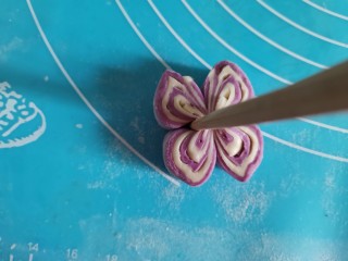 紫薯花朵馒头,把2个剂子为一组，放在一起，用筷子从中间夹一下