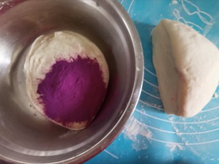 紫薯花朵馒头,取出来揉面排气，分出一半的面团加入紫薯粉