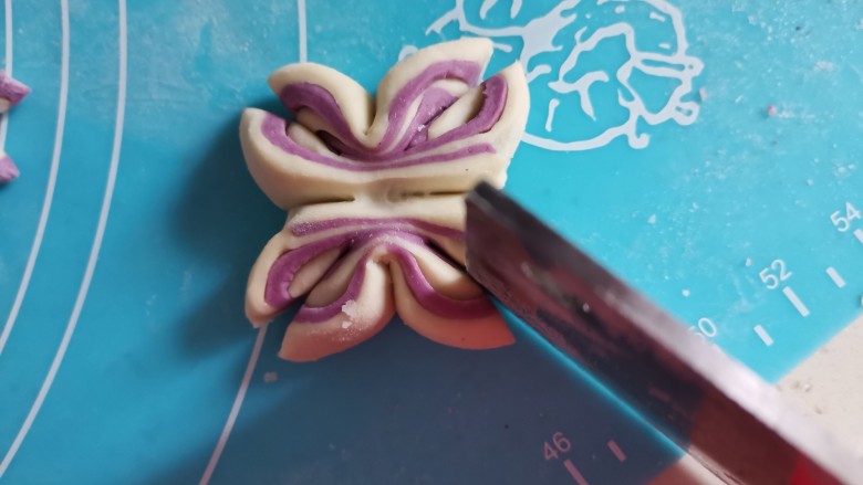 紫薯花朵馒头,再用刀把4个角切一下，稍微整理一下成花瓣