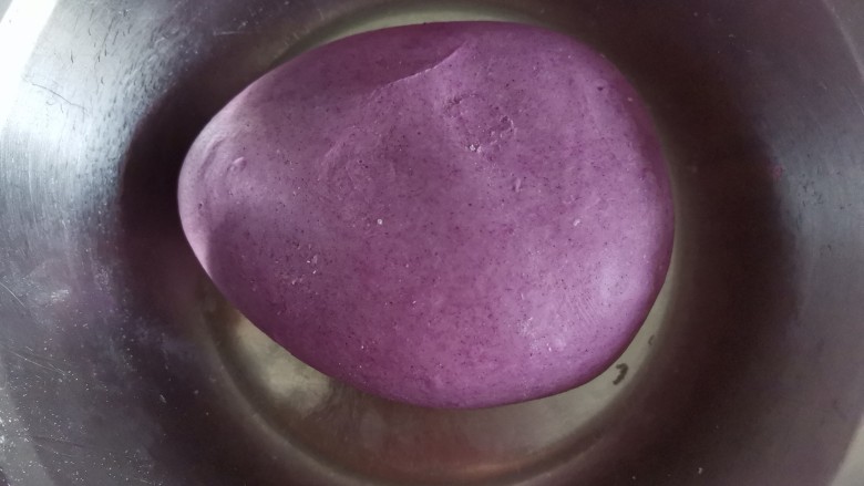 紫薯花朵馒头,揉均匀