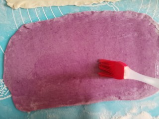 紫薯花朵馒头,其中一个面片刷一层薄油
