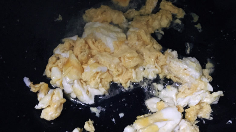 鸡蛋炒年糕,煎成块状，盛出备用