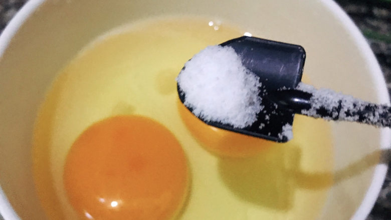 鸡蛋炒年糕,加入一小勺盐