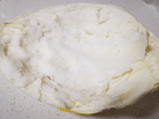 柚子糖,准备一块柚子皮，削去外面的柚子皮，留下白色的部分