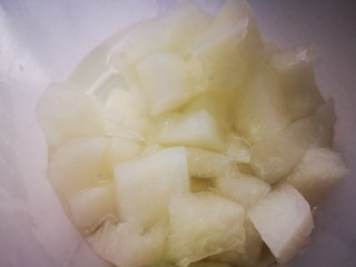 柚子糖,柚子皮切块，用清水加点盐泡半小时挤干水分