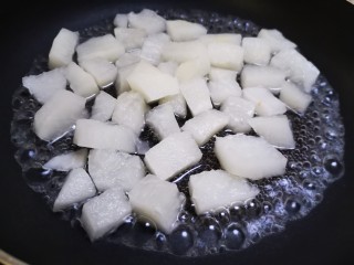柚子糖,锅中加水加入柚子皮煮开去除苦涩味，捞出挤干水分