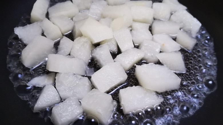 柚子糖,锅中加水加入柚子皮煮开去除苦涩味，捞出挤干水分