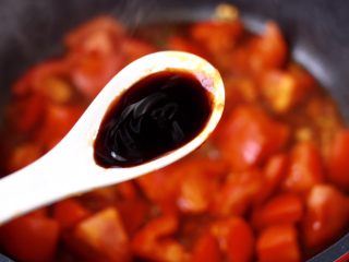 茄汁酸汤鸡蛋面,加入蚝油提鲜调味。