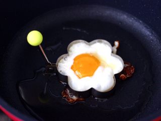 茄汁酸汤鸡蛋面,热油煎熟鸡蛋，盛出备用。