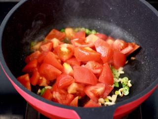 茄汁酸汤鸡蛋面,加入番茄块大火快速翻炒均匀。