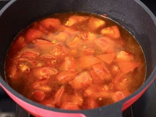 茄汁酸汤鸡蛋面,番茄翻炒至软后，锅中倒入适量清水。