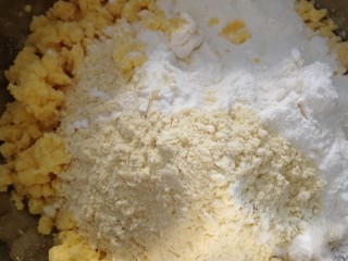 玉米面窝窝头,放入面粉，再加点豆粉吃起来更香。