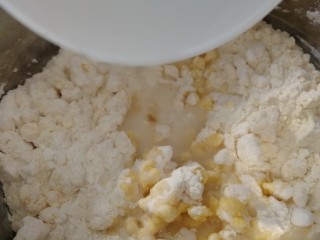 玉米面窝窝头,少量多次倒入半碗温水。