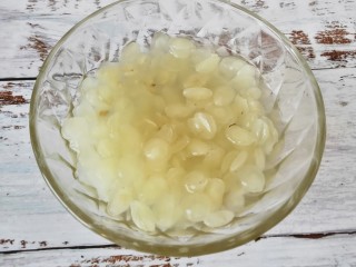 桃胶皂角米雪燕羹,皂角米提前一天泡发好洗净备用（这是皂角米）