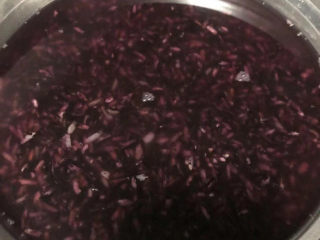 紫米三角饭团,紫米浸泡一夜后加适量的水。