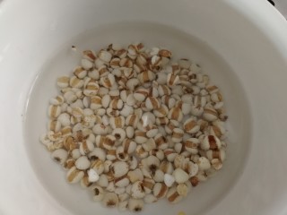 冬瓜鲫鱼汤,1小把薏仁米洗净，温水泡20分钟。