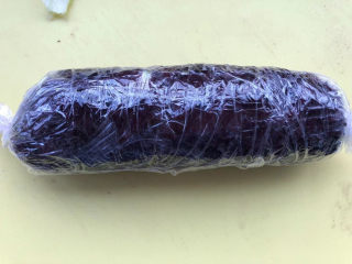 紫米蛋黄肉松饭团,最后紧紧卷起来，用保鲜膜定型。