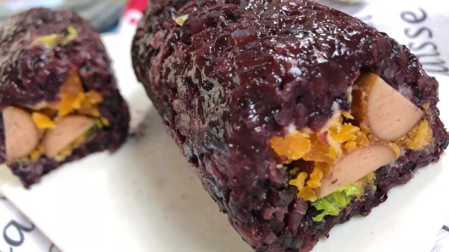 紫米蛋黄肉松饭团