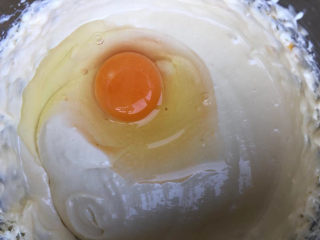 巴斯克芝士蛋糕,打入一个鸡蛋。